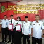 DUA ORANG LULUSAN POLITEKNIK TRANSPORTASI DARAT INDONESIA (PTDI)-SEKOLAH TINGGI TRANSPORTASI DARAT (STTD) TERIMA SURAT KEPUTUSAN CALON PEGAWAI NEGERI SIPIL PADA DINAS PERHUBUNGAN KABUPATEN KUTAI KARTANEGARA.